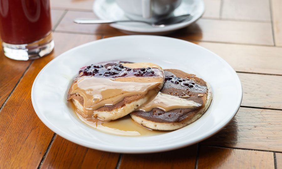 Pancakes con manjar, mermelada y miel de palma