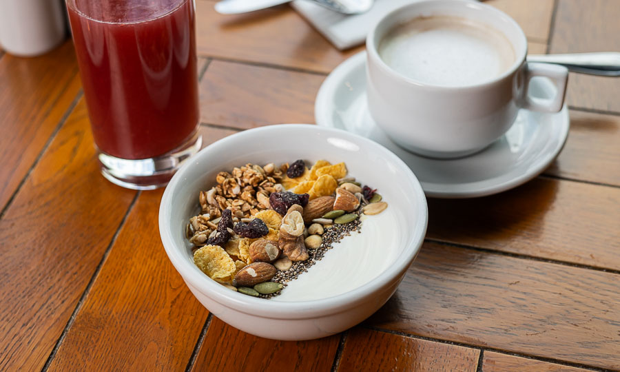 Yogurt con cereales y caf latte