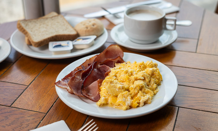 Golosos huevos revueltos con tocino
