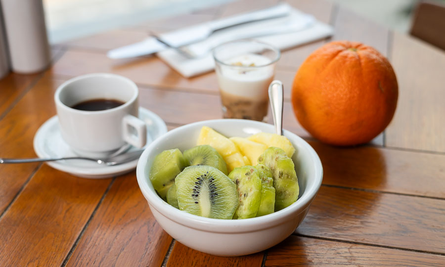 Fruta de la temporada y caf