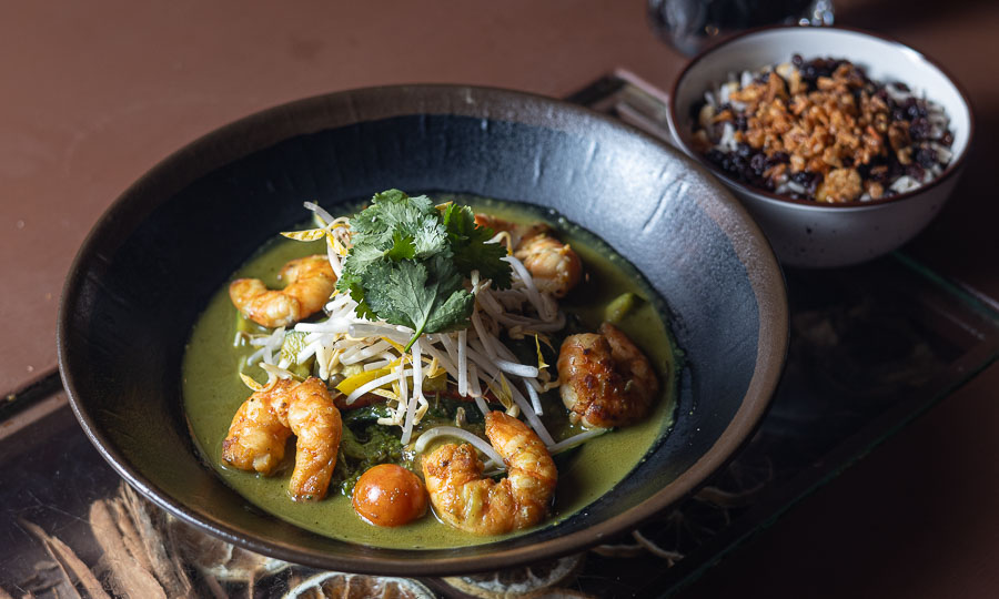 Curry verde de camarones con arroz salvaje