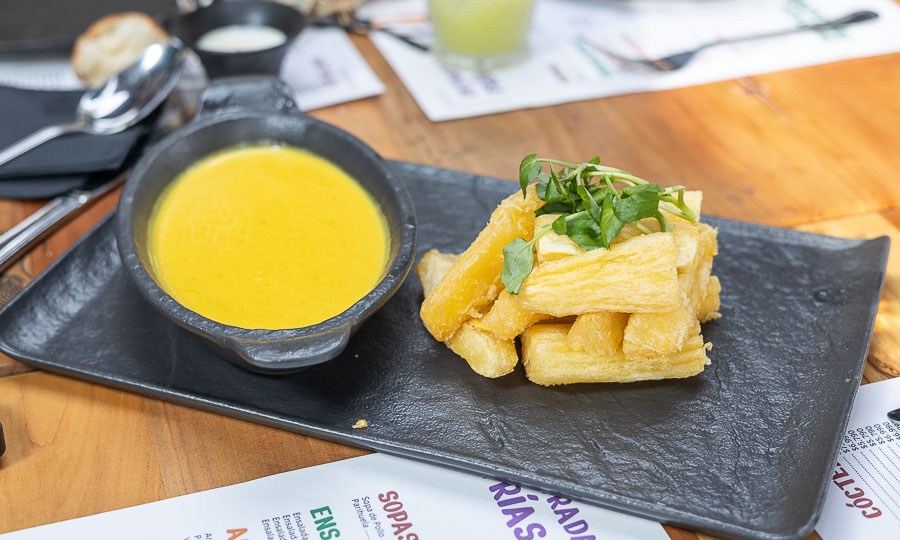 Yuca frita con salsa huancaina