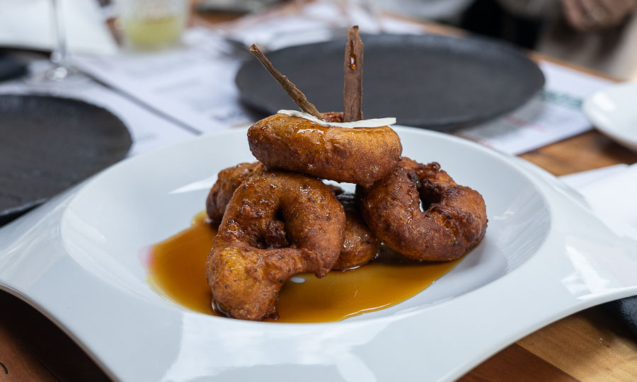 Sabrosos picarones peruanos en miel de higos