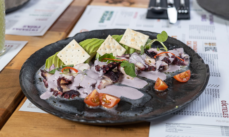 Pulpo al olivo con palta