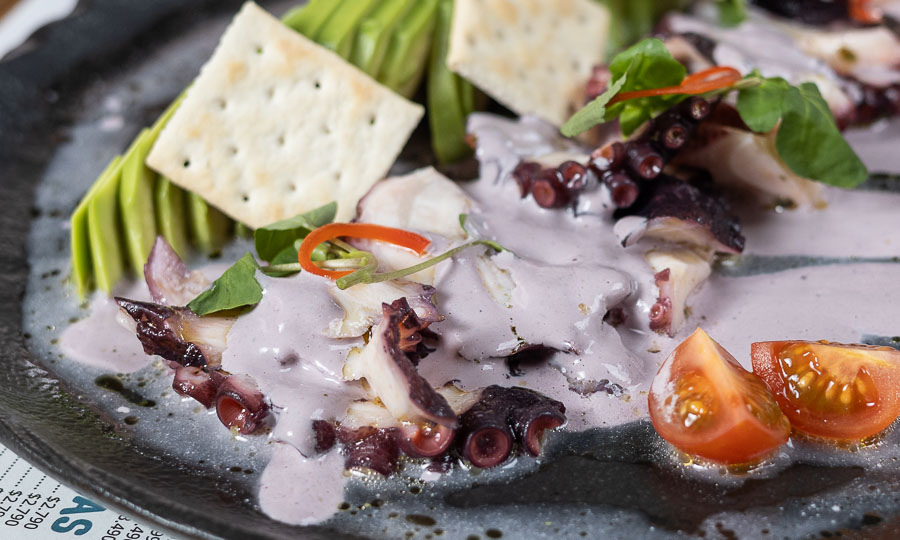 Pulpo al olivo con palta