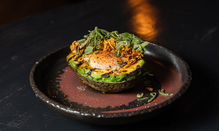 Palta al carbón y huevo