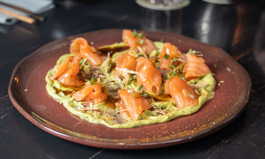 Tiradito de salmón en puré de palta
