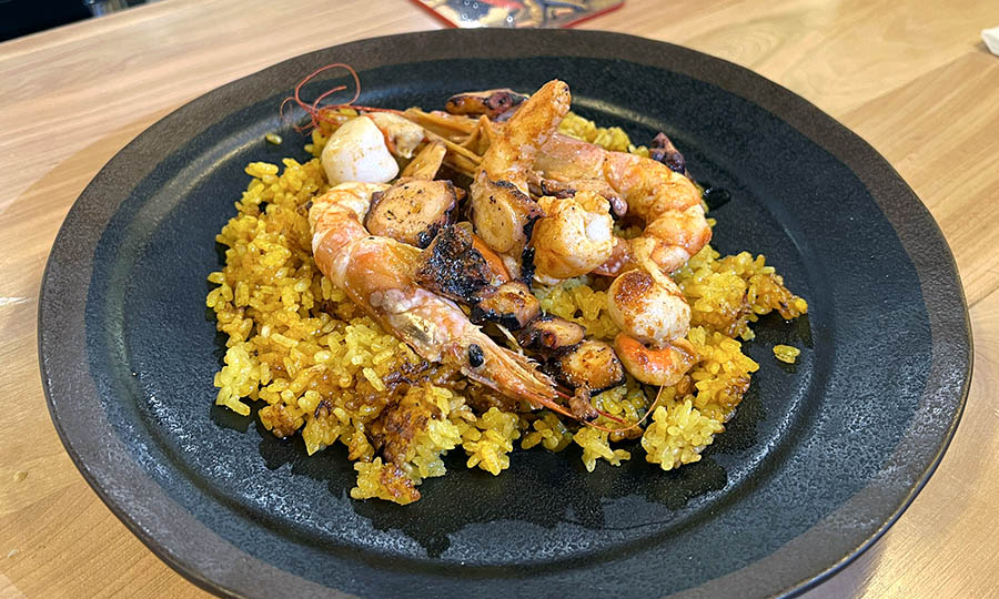 Paella valenciana de mariscos con su socarrat