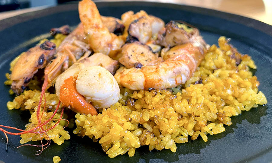 Paella valenciana de mariscos con su socarrat - El Valenciano - MUT