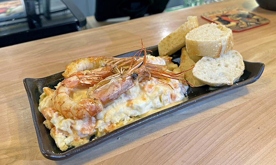 Ensaladilla rusa con langostinos al punto