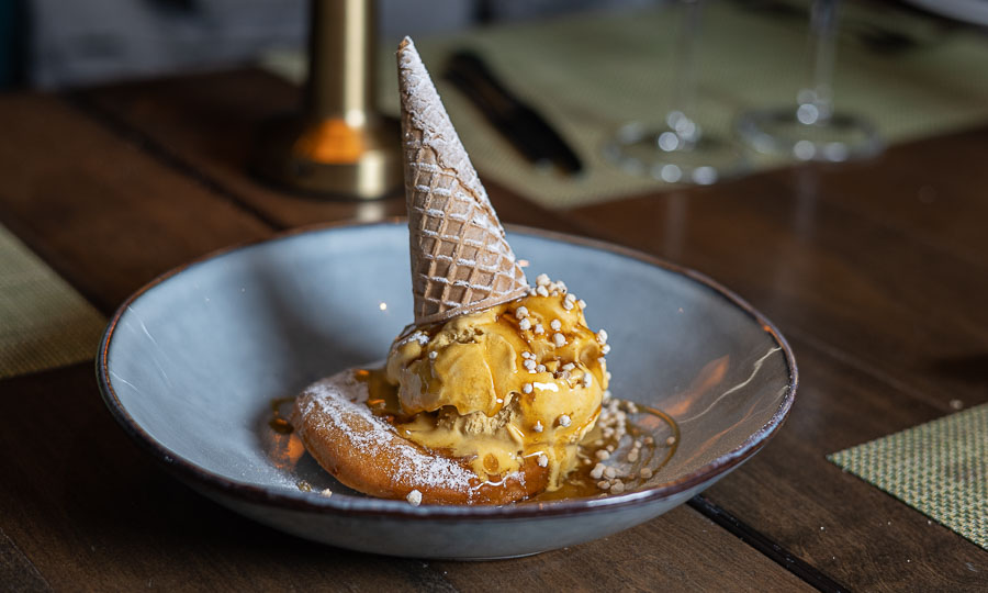 Sopaipilla pasada con helado en barquillo