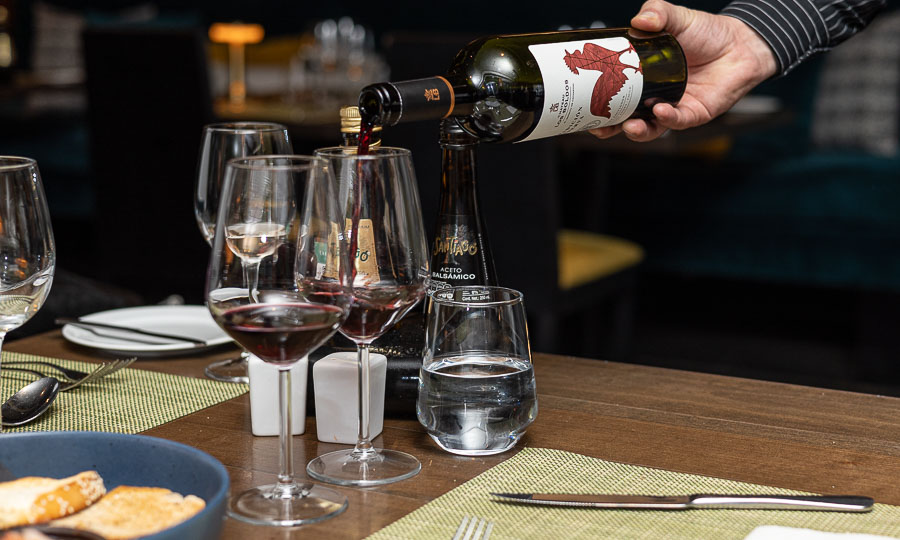 Servicio de vinos: Carmenere Tradicin Reserva 2022 Chateau Los Boldos - Malakita Resturant