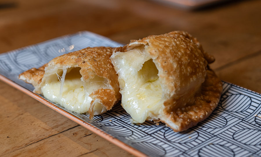 Empanada frita de queso