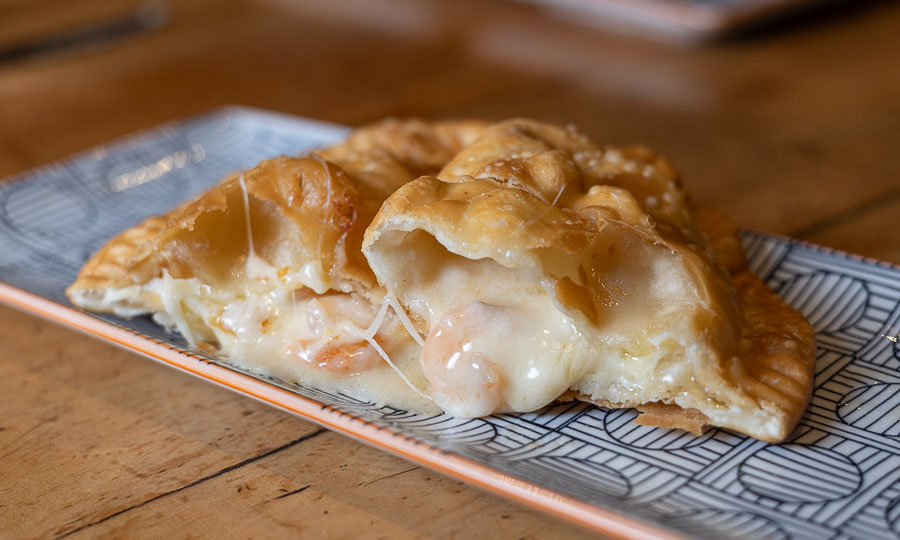 Empanada frita de queso camarón