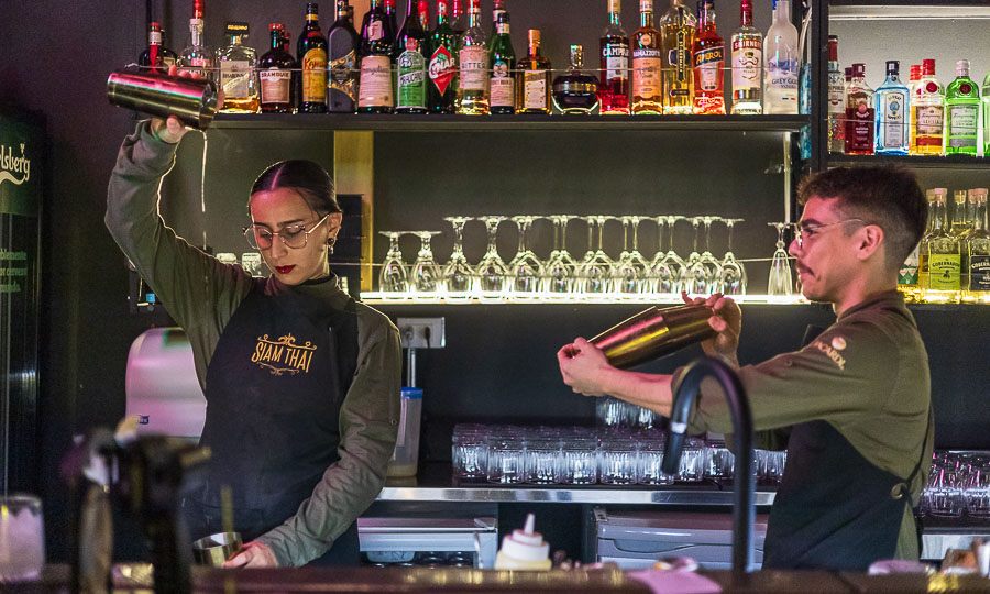El equipo de barra en Siam Thai