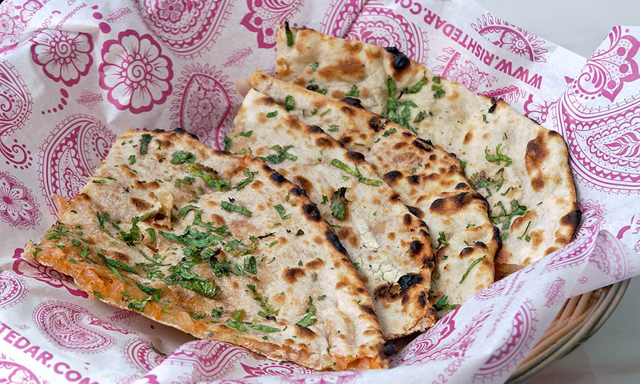 Naan con cilantro picado para acompaar