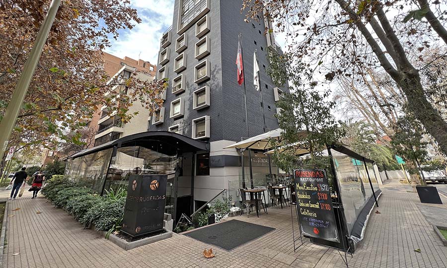 Fachada del Hotel Rugendas y el accesos al restaurante