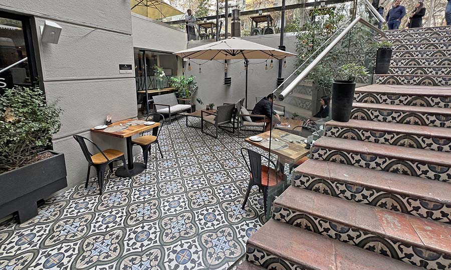 Terraza intermedia y acceso a los salones interiores