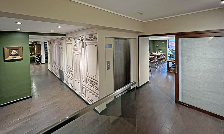 Acceso al restaurantes desde el interior del Hotel Rugendas