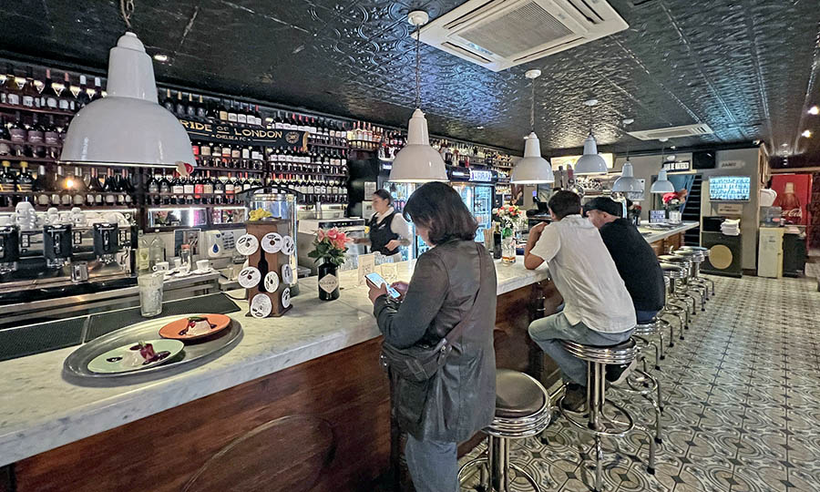 La barra en la entrada del 1er piso de Liguria Lastarria
