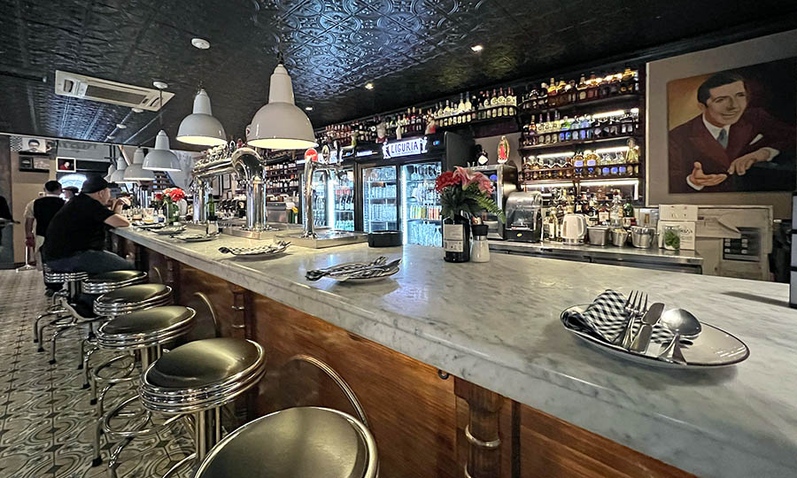 La barra en la entrada del 1er piso de Liguria Lastarria