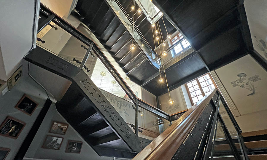 Las escaleras a los distintos niveles de Liguria Lastarria