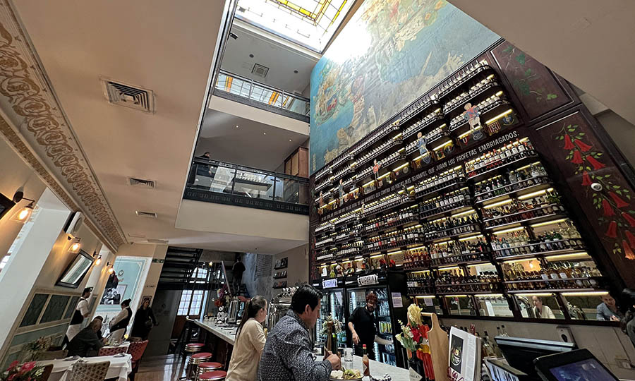 La barra en el 2 piso de Liguria Lastarria