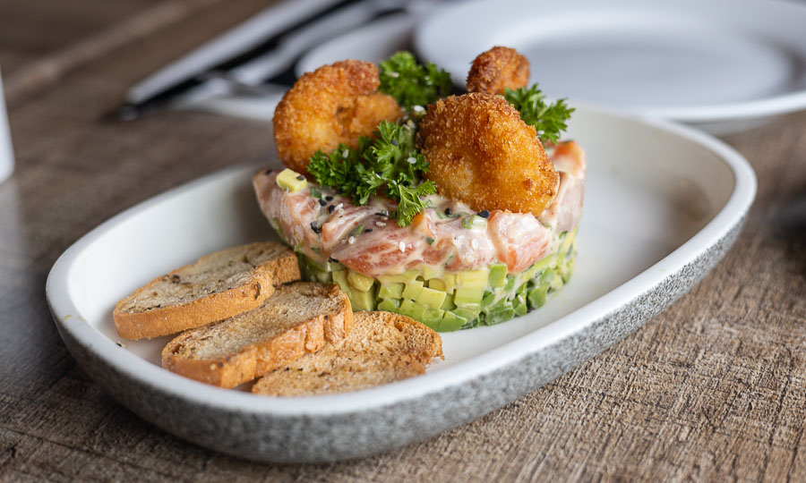 Buen Tartar de palta, salmón y camarones panko