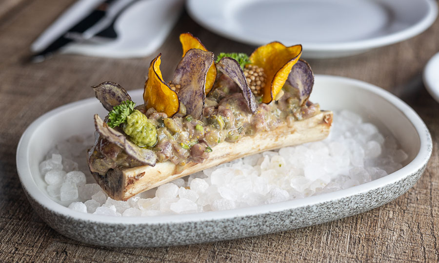 Elegante Crudo de Res sobre tuétano