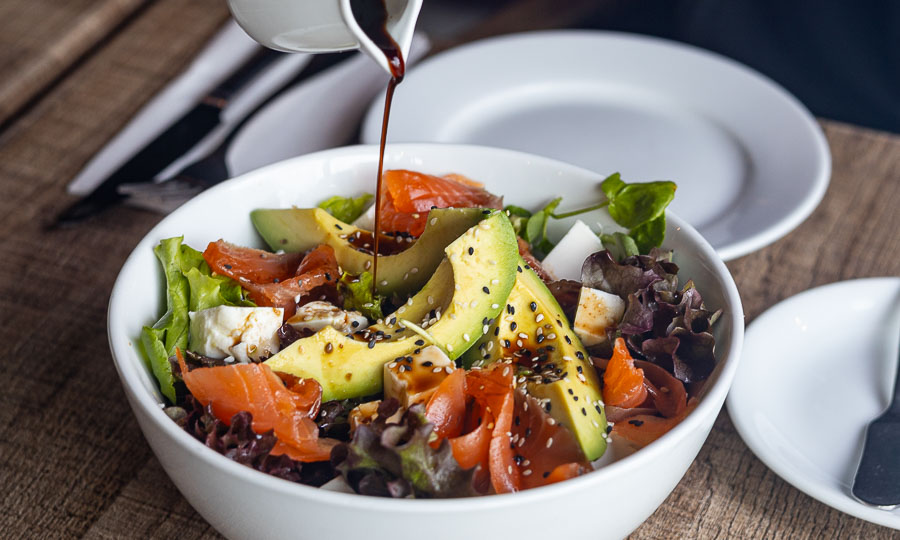 Ensalada de salmón ahumado y palta