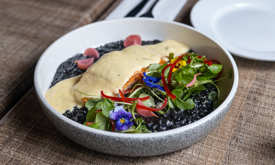 Salmón sobre risotto negro