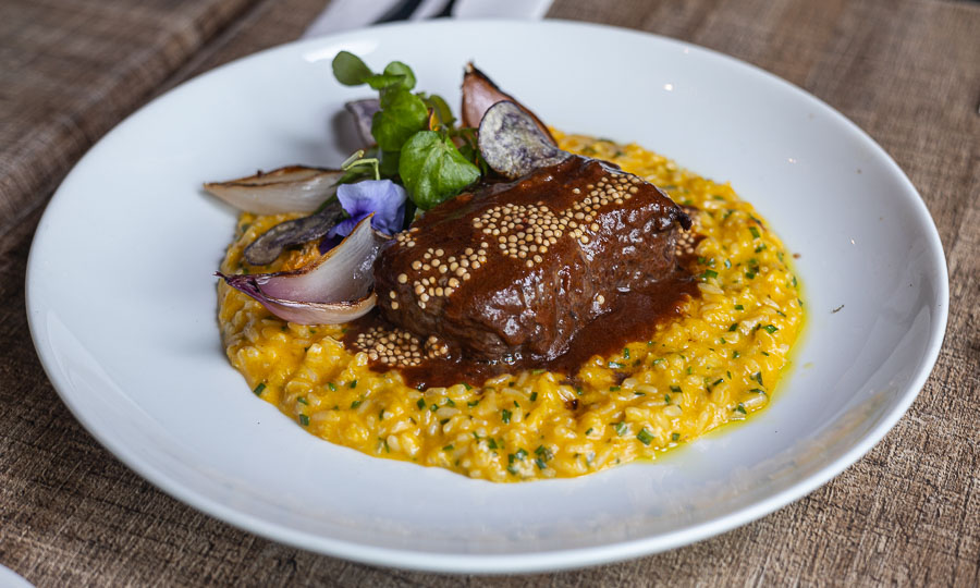 Filete sobre risotto de zapallo con queso de cabra