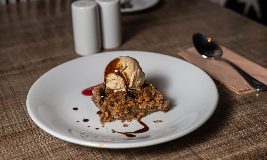 Postre Curumble de manzana con helado