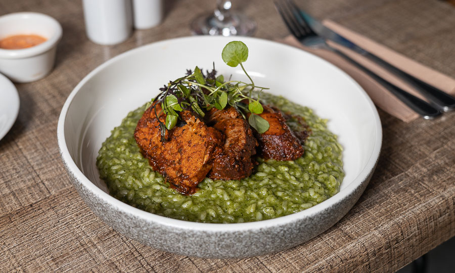 Risotto verde con chanchito anticuchero del Men Ejecutivo