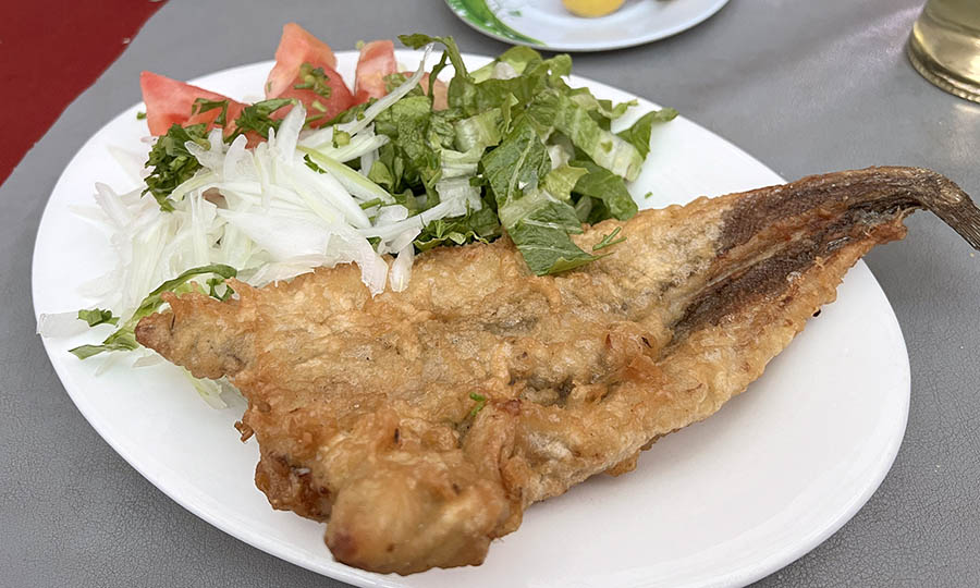 Merluza frita con ensalada chilena y lechuga