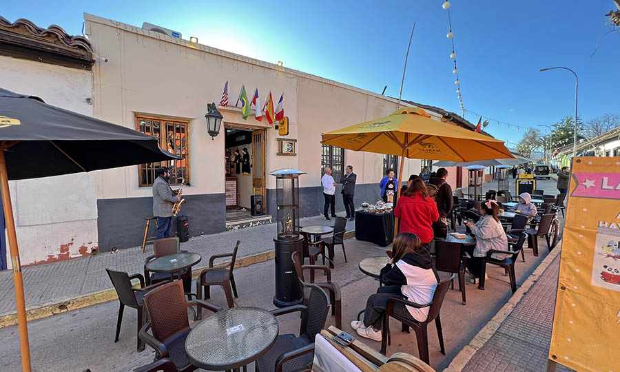 Mesitas y quitasoles los fines de semana en la Calle Comercio