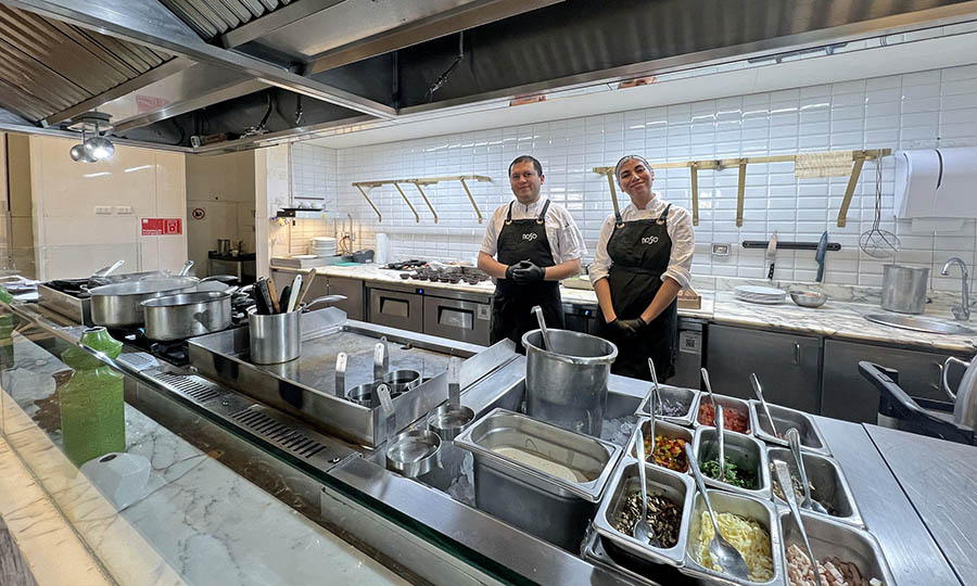 Cocina a la vista en Noso Restaurante