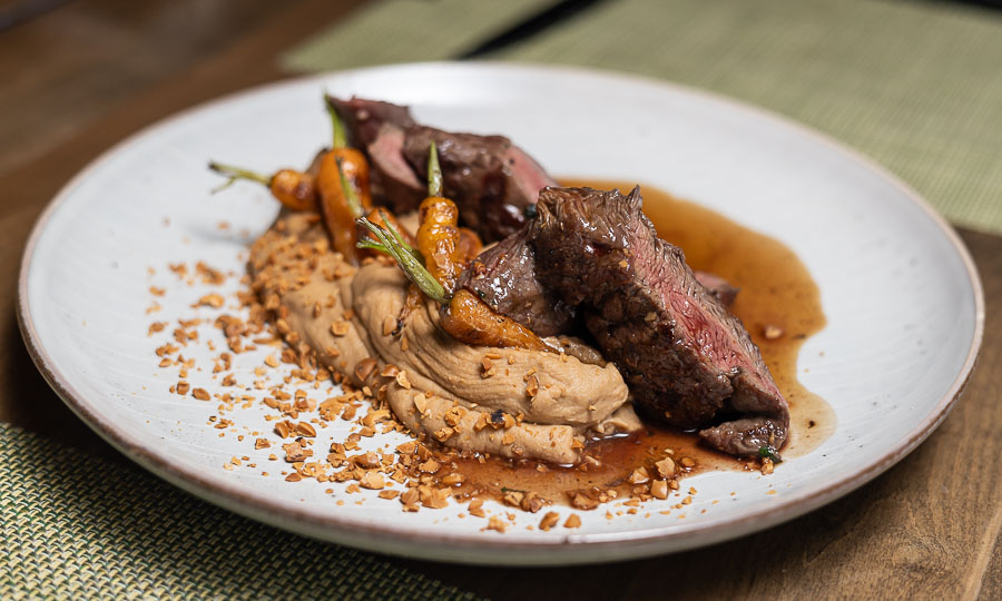 Punta paleta de angus con puré de avellanas