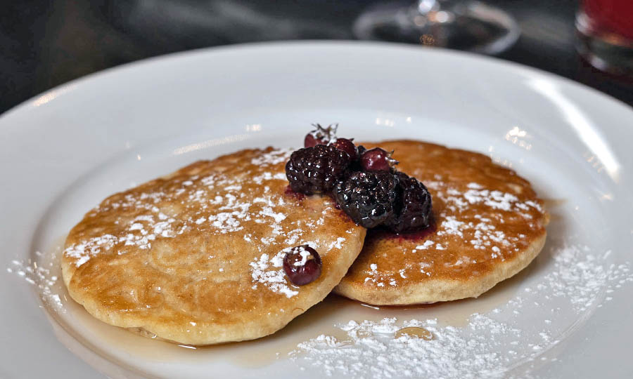 Hot pancakes con mermelada de berries