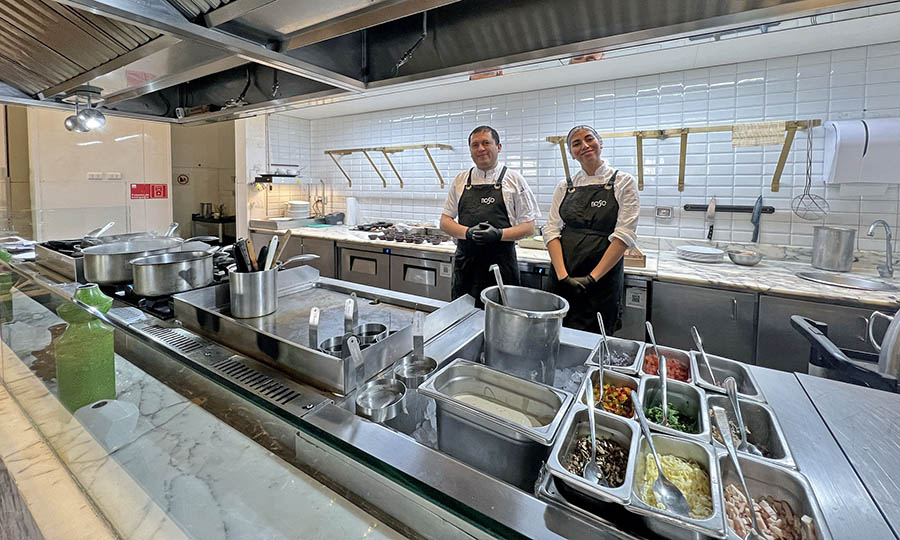 La cocina a la vista y preparaciones calientes