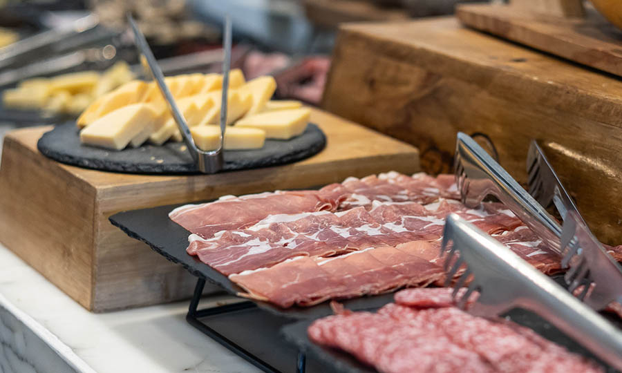 Jamones serranos y quesos