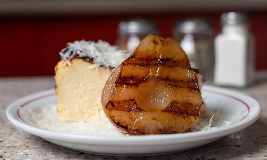Tarta de queso con pera grillada y parmesano rallado