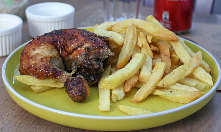 1/4 de pollo asado con papas fritas caseras - Rocoto Curry Masala - Vitacura