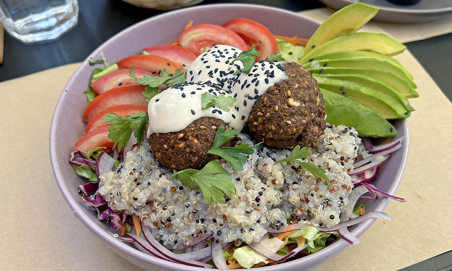 Fresca y sana Ensalada de falafel y quinoa