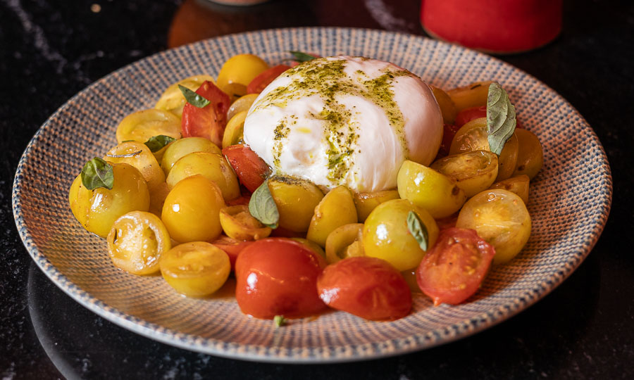 Burrata sobre tomatitos cherry
