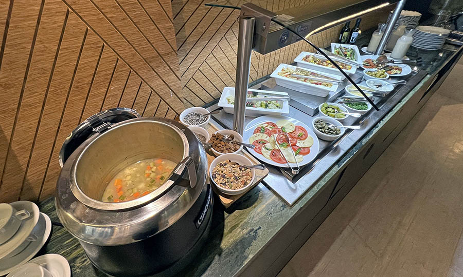 El soup y salad bar para el menú de almuerzo del N3