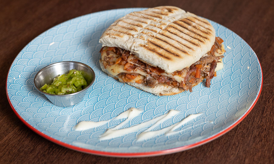 Sabrossima Marraqueta planchada de mechada queso