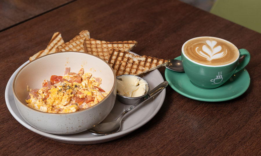 Desayuno: Huevos revueltos con tostadas, mantequilla y caf latte