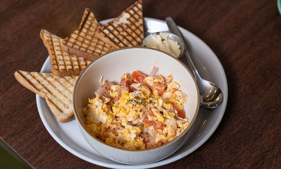 Lo huevos revueltos con tomate y jamn del desayuno