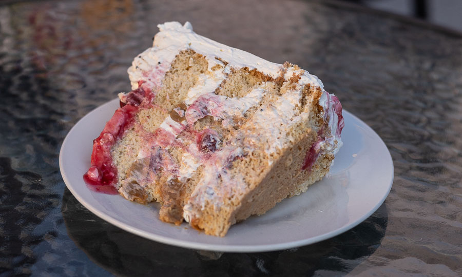 Torta de bizcocho manjar crema y mermelada